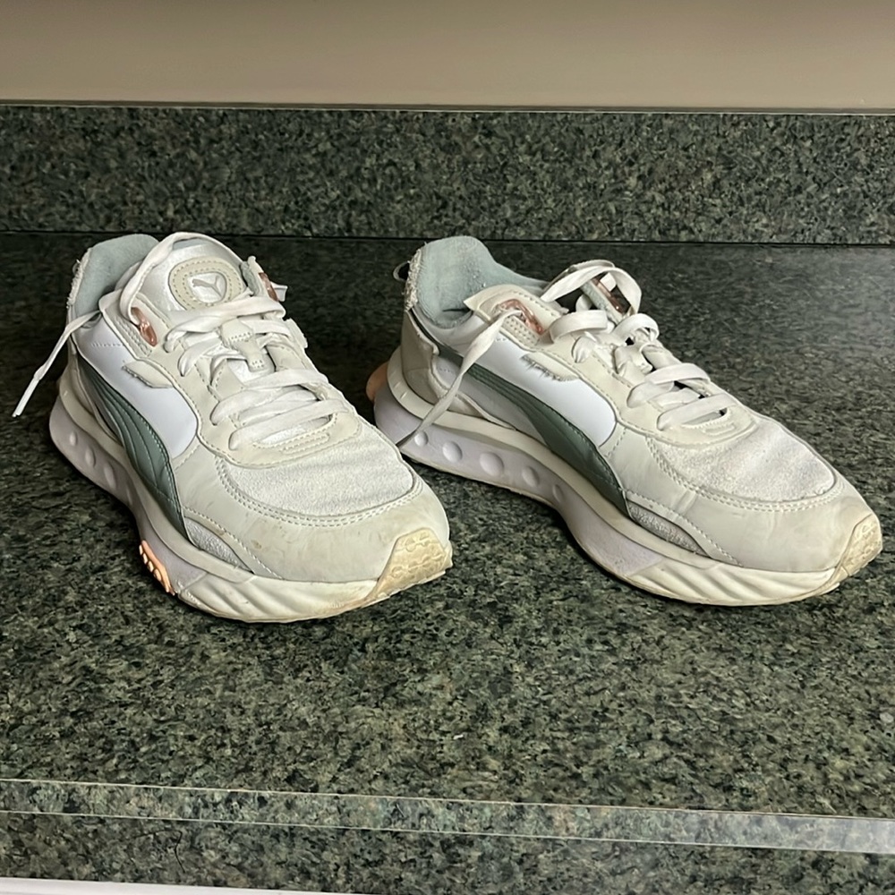 WILD RIDER PREMIUM PLATFORM SNEAKER 
Color: WHITE/ VAPOROUS GRAY
Size: 9